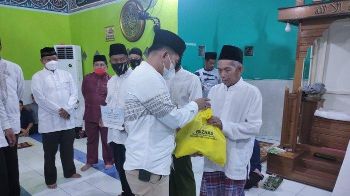 Safari Ramadhan kedua Bupati Anambas, Abdul Haris di Desa Nyamuk, Kecamatan Siantan Timur turut beri bantuan sembako secara simbolis dari BAZNAS Kepulauan Anambas.