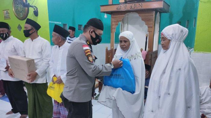 Safari Ramadhan kedua Bupati Anambas, Abdul Haris di Desa Nyamuk, Kecamatan Siantan Timur turut beri bantuan sembako secara simbolis dari BAZNAS Anambas.
