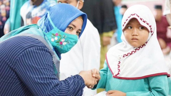 Kegiatan Safari Ramadhan 1442 H Bupati Lingga, Muhammad Nizar bersama istri di Masjid Al-Muttaqin Desa Merawang, Kelurahan Daik, Kecamatan Lingga, Kabupaten Lingga, Rabu (14/4/2021).