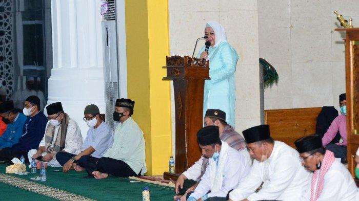 Wakil Gubernur Kepri, Marlin Agustina saat Safari Ramadhan di Masjid Baitul Makmur, Tarempa Kabupaten Kepulauan Anambas, Sabtu (24/4/2021) malam.