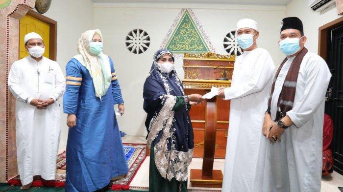 Wakil Gubernur Kepri, Marlin Agustina saat safari Ramadhan di Masjid Al-Anshor Jalan Kuantan, Tanjungpinang, Sabtu (17/4/2021).