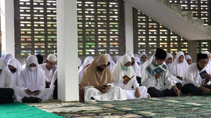Pelaksanaan salat tarawih perdana di Masjid Fastabiqul Khairat SMAN 1 Singkep, Kabupaten Lingga, Senin (12/4/2021).