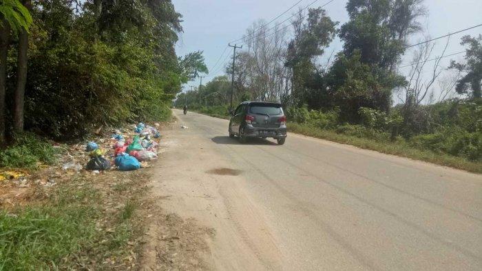 Sampah rumah tangga menumpuk di bahu jalan Hang Kesturi, Kelurahan Batu Besar, Kecamatan Nongsa, Kota Batam, Provinsi Kepri, Selasa (19/1/2021).