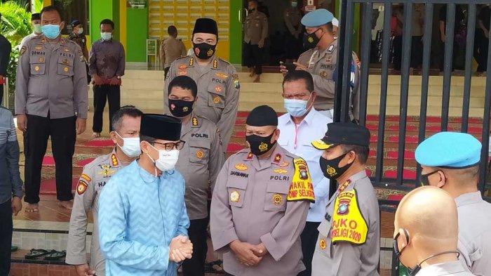 Menparekraf Sandiaga Uno saat berbincang dengan Kapolda Kepri dan personel usai salat Jumat berjamaah di Masjid Al-Halim Polda Kepri, Jumat (22/1/2021).