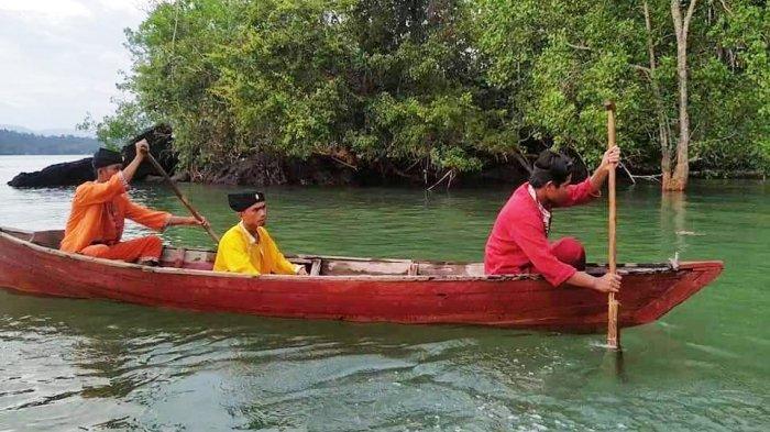 FOTO 1 : Salah satu Sanggar di Kabupaten Lingga. Sanggar Seni Diram Perkase, Desa Sungai Buluh, Kecamatan Singkep Barat yang menampilkan teater bangsawan melayu.