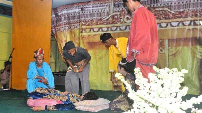 FOTO 2 : Salah satu Sanggar di Kabupaten Lingga. Sanggar Seni Diram Perkase, Desa Sungai Buluh, Kecamatan Singkep Barat yang menampilkan teater bangsawan melayu.