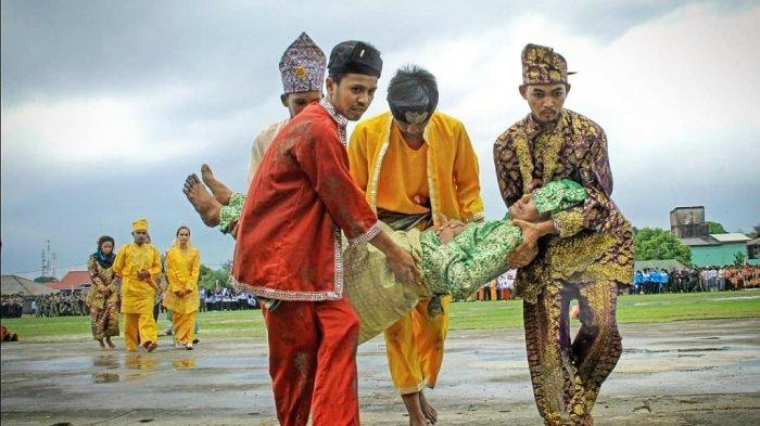 FOTO 3 : Salah satu Sanggar di Kabupaten Lingga. Sanggar Seni Diram Perkase, Desa Sungai Buluh, Kecamatan Singkep Barat yang menampilkan teater bangsawan melayu.