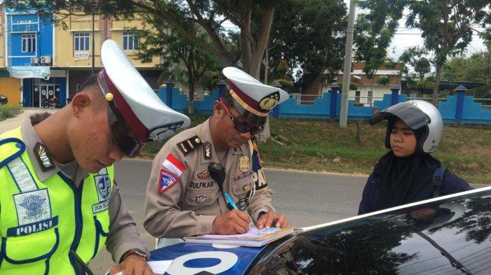 Ilustrasi anggota Polres Bintan menilang pengendara motor yang melanggar aturan lalu lintas, Senin (20/1/2020).
