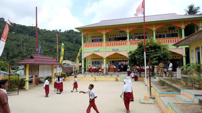 Suasana salahsatu Sekolah Dasar di Desa Nyamuk Kecamatan Siantan Timur. Pelaksanaan Ujian Nasional pada tingkat SD dan SMP di Anambas masih menggunakan kertas dan pensil. Sarana dan prasarana yang masih minim, menjadi faktor penerapan UNBK masih sulit dilakukan di Anambas. Foto diambil beberapa waktu lalu