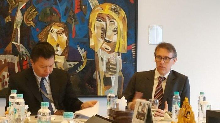 Senior Economist dan ASEAN UBS, Edward Teather menyampaikan padangannya atas resesi yang dialami Singapura dalam sebuah pertemuan di Kantor UBS, Jakarta, Kamis (29/8/2019).