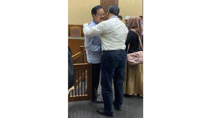 Soerya Respationo memeluk Nurdin Basirun di Pengadilan Negeri Tipikor, Jakarta Pusat, Selasa (25/2/2020)