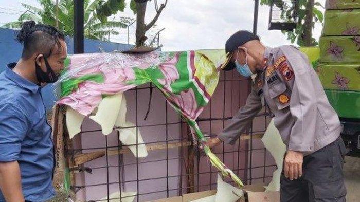 Kapolsek Pekalongan Selatan Kompol Basuki (kanan) memperlihatkan kasur springbed yang palsu