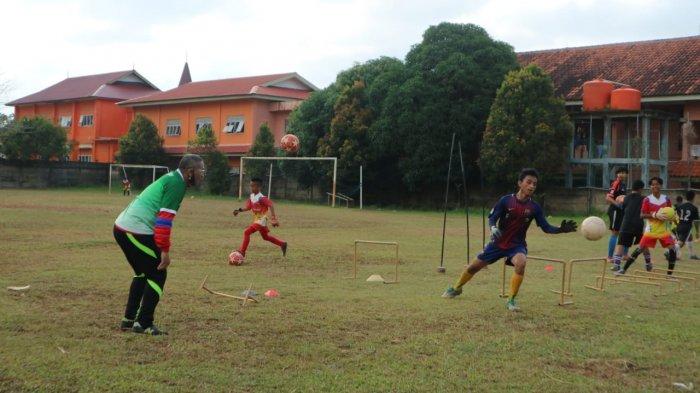 Para pemain SSB Bida Taruna Batam saat sedang berlatih. Pembinaan pemain usia muda di Batam terus menjadi perhatian insan sepak bola.