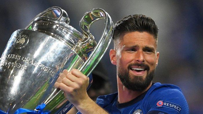 Striker Chelsea Olivier Giroud mengangkat trofi Liga Champions setelah Chelsea tampil sebagai juara musim 2020-2021