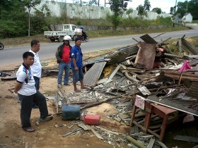 Lagi Ramai Orang Duduk Santai di Warung Tiba-tiba Ditubruk Dump Truck