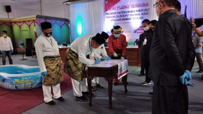 PAKTA INTEGRITAS - Pasangan calon menandatangani pakta integritas di Gedung BPMS, Anambas, Kamis (24/9/2020). Tahapan pengambilan nomor urut paslon Pilkada Anambas ditunda sementara hingga pukul 1 siang.