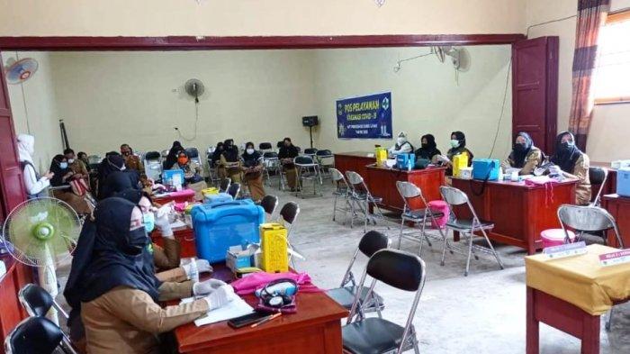 Vaksinasi Covid-19 kepada tenaga pendidik Sekolah Dasar Kecamatan Singkep di Korwil Singkep oleh Vaksinator dari Tenaga Medis UPT Puskesmas Dabo, Senin (29/3/2021).