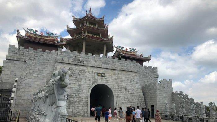 Tampak depan Vihara Ksitigarbha Bodhisatvva yang berada di Jalan Asia Afrika, Batu IX, Kecamatan Tanjungpinang Timur, Kota Tanjung Pinang, Provinsi Kepulauan Riau saat Momen Imlek 2021 tampak rami dikunjungi