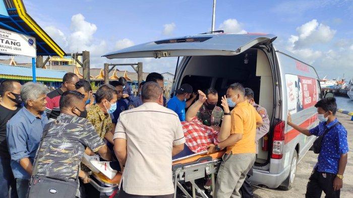 Calon penumpang kapal tujuan Batam dibawa ke mobil ambulans. Mereka menjadi korban setelah tangga Pelabuhan Bulang Linggi, Kecamatan Bintan Utara, Kabupaten Bintan, Provinsi Kepri ambruk, Jumat (29/1/2021).