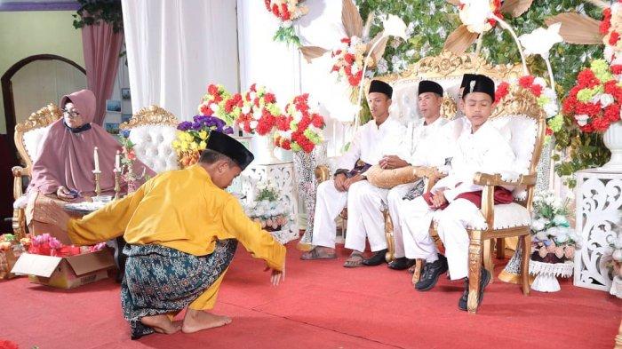 Tari inai pada acara malam bertepuk dari Sanggar Seni Diram Perkase, Desa Sungai Buluh, Kecamatan Singkep Barat, Kabupaten Lingga, Provinsi Kepri.