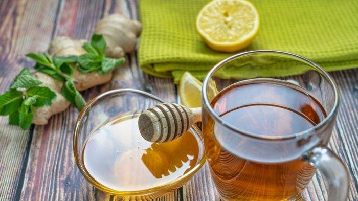 Teh dan madu berkhasiat meredakan radang tenggorokan.