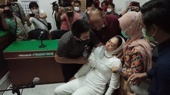 Terdakwa Febi Nur Amelia pingsan dan terduduk di Ruang Cakra 5 PN Medan, Selasa (6/10/2020).