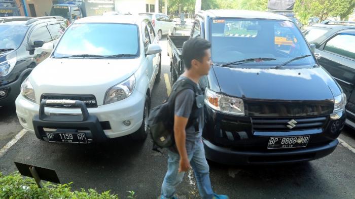 Mobil Terios putih bernopol BP 1159 GP dan Suzuki pick up hitam bernopol BP 8888 HR milik keluarga suami Chintya, Diva Despriono, saat berada di halaman Mapolresta.