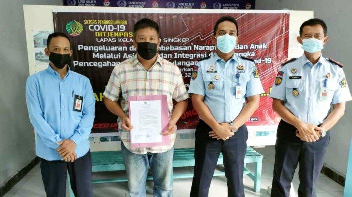 Terpidana pengrusakan dan penganiayaan terhadap abang kandung, Okta Wisnu saat menerima program asimilasi rumah dari Lapas Kelas III Dabo Singkep, Kabupaten Lingga, Senin (26/4/2021).