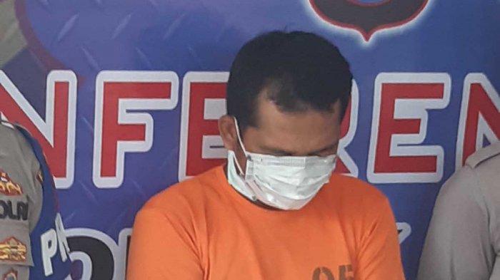 Pelarian Panjang Oknum Pemuka Agama di Batam, Polisi Kejar Hingga Pulau Jawa & Sumatra. Foto tersangka hubungan terlarang anak di bawah umur berinisial NP saat konferensi pers di Polsek Batuaji, Rabu (13/1/2021).