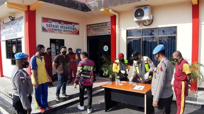 Personel Polres Bintan melaksanakan tes urine di Mapolres Bintan, Sabtu (20/2/2021).