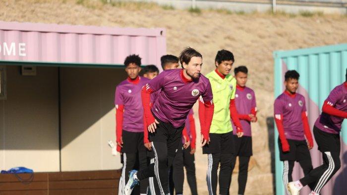 Timnas U-23 Indonesia menggelar latihan di Heemaji Football Field, Yeongdeok, Sabtu (16/4/2022).