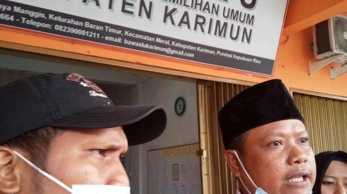 BAWASLU KARIMUN - Sejumlah tokoh masyarakat mendatangi Bawaslu Karimun, Jumat (4/12/2020). Mereka membuat laporan atas Calon Wakil Bupati Karimun Anwar Abubakar yang dianggap menghina paslon petahana Pilkada Karimun saat kampanye.