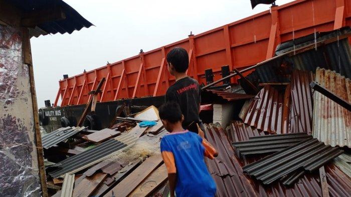 Awal Tahun Kelabu, Tongkang Tabrak Rumah Warga di Tanjung Uma Batam. Foto kondisi tongkang yang menabrak rumah warga, Jumat (1/1/2021).