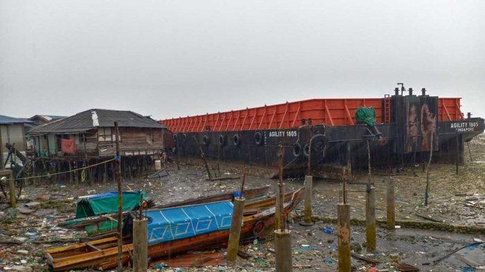 Tongkang bertuliskan Agility 1805 di Tanjung Uma, Kecamatan Lubuk Baja, Kota Batam, Provinsi Kepri, Jumat (1/1/2021).