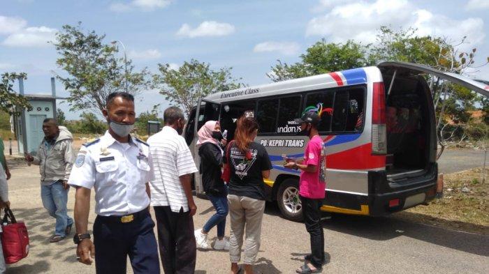 Sejumlah penumpang terlihat hendak menggunakan jasa bis Po Trans Kepri menuju Tanjunguban, Kabupaten Bintan, Provinsi Kepri, Selasa (23/2/2021).