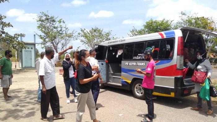 Sejumlah penumpang terlihat hendak menggunakan jasa bis Po Trans Kepri menuju Tanjunguban, Kabupaten Bintan, Provinsi Kepri, Selasa (23/2/2021).
