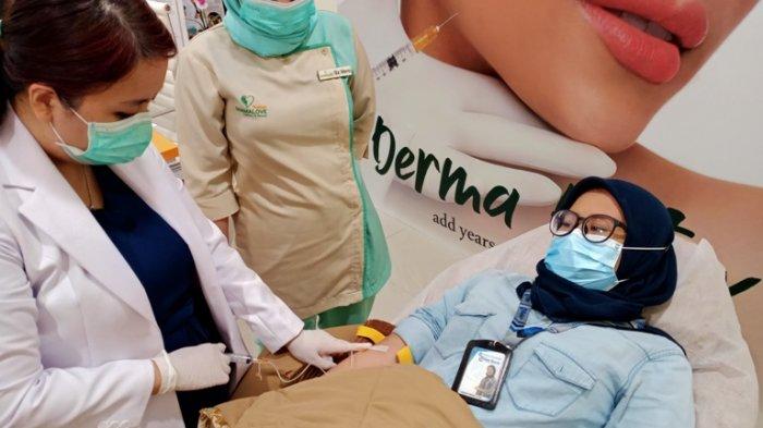 Dokter Konsultan Klinik Premium Dermalove Batam, dr. Ida Widiastuti sedang melakukan injeksi vitamin C kepada salah satu jurnalis perempuan di Batam free, dalam rangka peringatan Hari Pers Selasa 9 Februari 2020