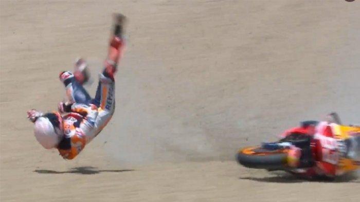 Tubuh Marc Marquez terpelanting ke udara saat motornya mengalami kecelakaan high side di tikungan ke-4 Sirkuit Jerez, Spanyol pada lap ke-22, Minggu (19/7/2020).