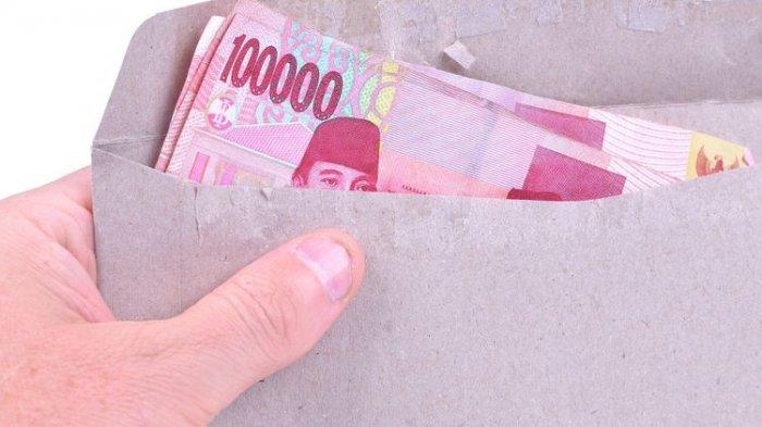 Ilustrasi uang pecahan Rp 100 ribu di dalam amplop