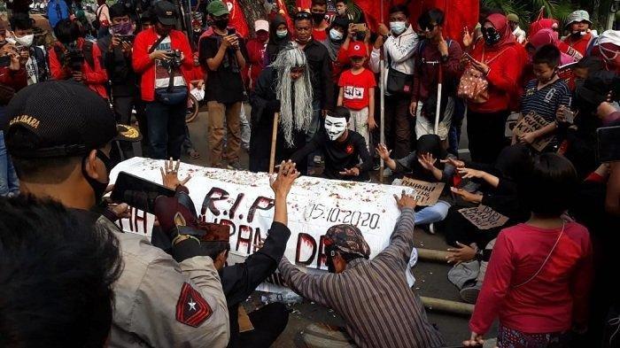 Unjuk rasa tolak Omnibus Law UU Cipta Kerja di kawasan Patung Kuda, Jakarta Pusat pada Jumat (16/10/2020) diwarnai ritual para dukun yang mengirimkan santet ke Gedung DPR RI.