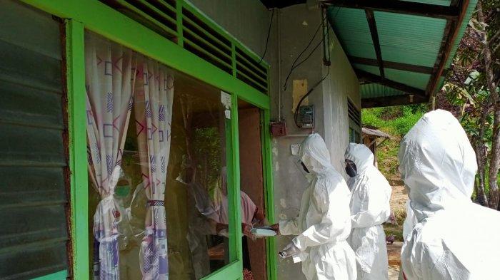 UPDATE Corona di Bintan, 10 Meninggal Dunia, 431 Pasien Sembuh Corona, 13 Kasus Aktif. Foto petugas Dinkes Bintan dan penyelengara Pilkada Bintan mendatangi kediaman pasien positif Covid-19.