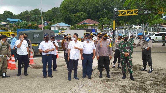 Wakil Wali kota Batam Amsakar Achmad bersama Forkopimda melihat langsung vaksin corona yang masuk ke Batam lewat Pelabuhan Roro Telaga Punggur, Kota Batam, Provinsi Kepri, Rabu (13/1/2021).