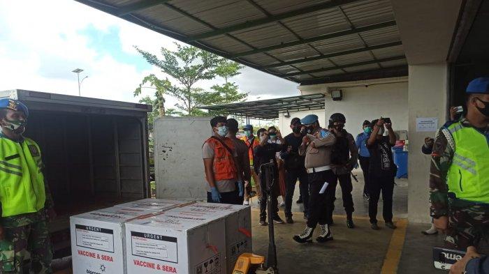 Vaksin Covid-19 Masuk Kepri, Berikut Daftar Tenaga Kesehatan Kepri Penerima Tahap Pertama. Foto vaksin saat tiba di Bandara Raja Haji Fisabilillah Tanjungpinang, Provinsi Kepri, Selasa (5/1/2021).