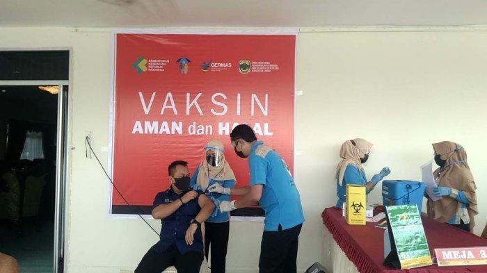 Muhammad Nizar yang dilakukan penyuntikan Vaksin Sinovac, Senin (1/2/21)