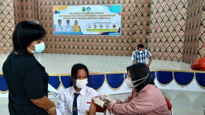 VAKSINASI - Seorang anak didampingi ibunya saat mengikuti vaksinasi corona di Tanjungpinang. Dinkes mulai mendata anak usia 6-11 tahun untuk mendapat vaksin corona.