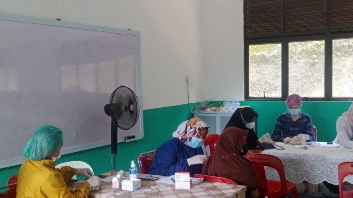 VAKSINASI CORONA DI BATAM - Pelaksanaan vaksinasi corona di salah satu SMP di Kota Batam, Provinsi Kepri, Senin (5/7/2021).
