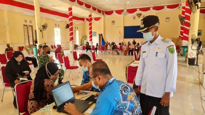 Danlanud Raden Sadjad Kolonel Pnb Dedy I. S. Salam, S.Sos., kembali kerahkan para dokter dan perawat Rumah Sakit TNI Angkatan Udara (RSAU) sukseskan program vaksinasi di Gedung Sri Serindit, Kelurahan Batu Hitam, Kecamatan Bunguran Timur, Ranai, Kabupaten Natuna, Provisi Kepulauan Riau, Rabu(23/6/2021).