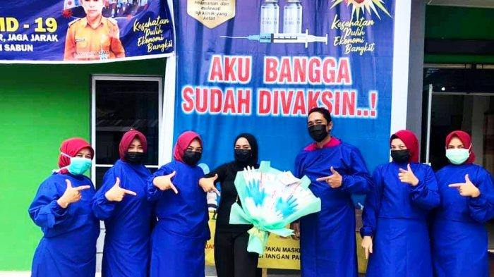 Vaksinasi Corona di Lingga Masuk 20 Besar Capaian Tertinggi se-Indonesia. Foto Kasi Surveilans dan Imunisasi Dinkes PPKB Kabupaten Lingga, Melyanti bersama para Nakes di Puskesmas Dabo Lama, Kecamatan Singkep, Kamis (4/2/2021).