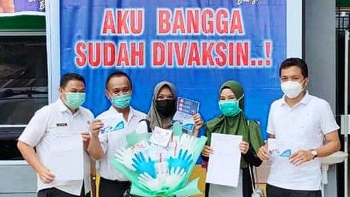 Vaksinasi Corona di Lingga Sudah 92 Persen, Targetkan 960 Warga Dapat Vaksin . Foto jubir Satgas Covid-19 di Lingga, Wirawan Trisna Putra bersama Dinkes PPKB Lingga yang sudah mendapat vaksin di Puskesmas Dabo Lama, Kecamatan Singkep, Rabu (3/2/2021).