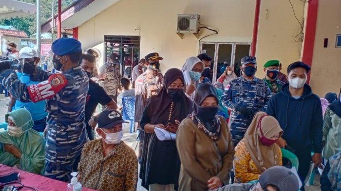 VAKSINASI CORONA DI ANAMBAS - Antusias warga mengikuti vaksinasi corona di halaman Mako Polsek Siantan Polres Anambas, Sabtu (27/6).
